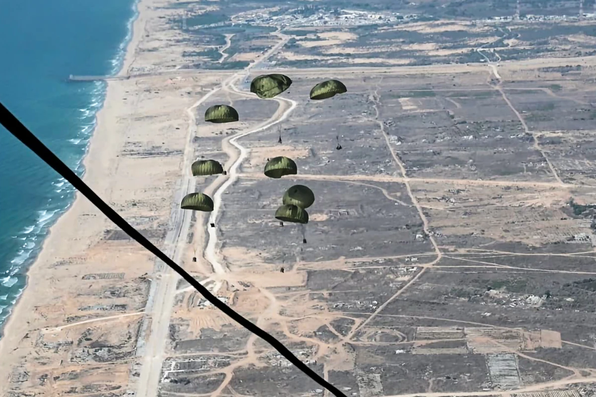 新加坡空军部队向加沙空投救援物资