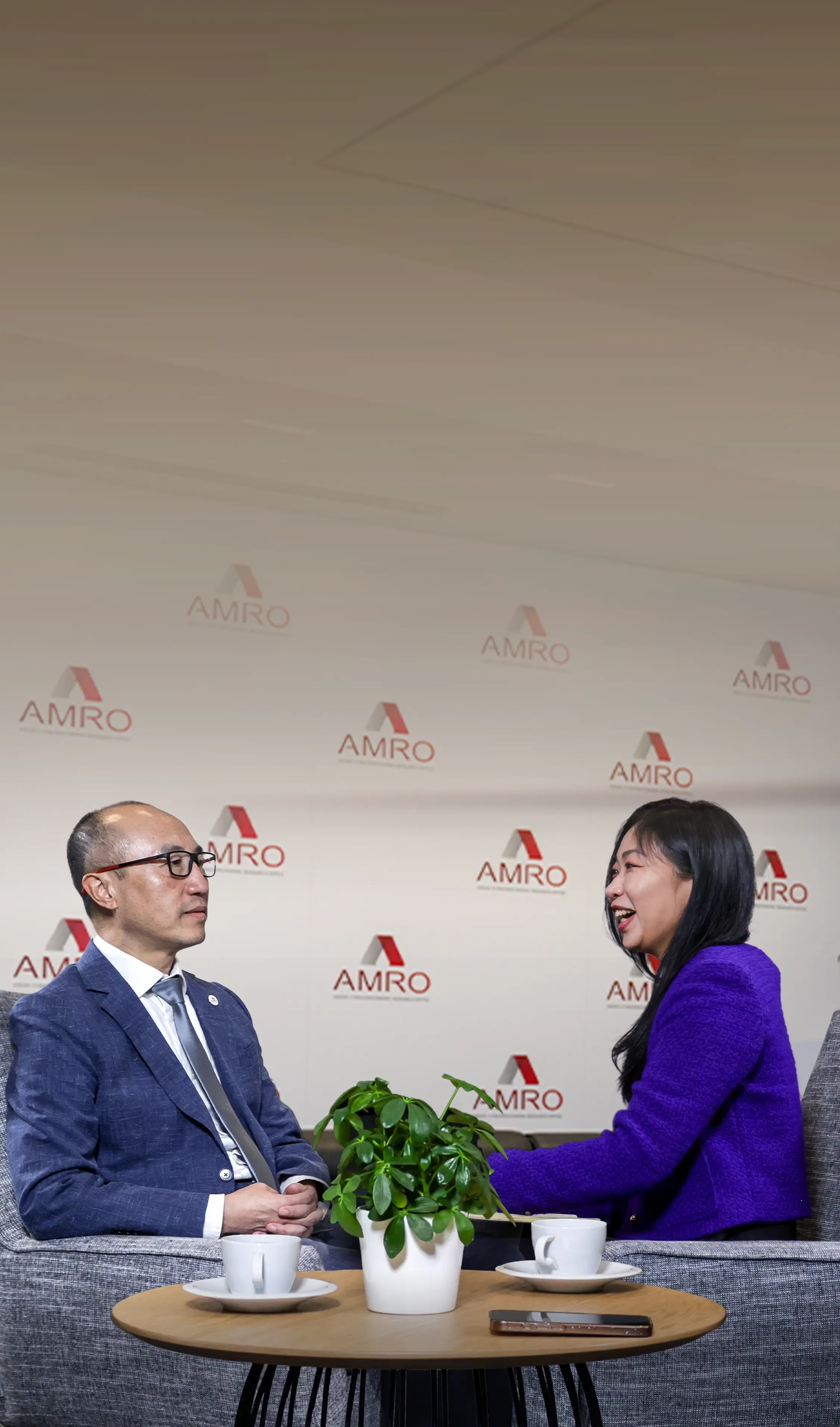 Dong He and Shen Yue in conversation